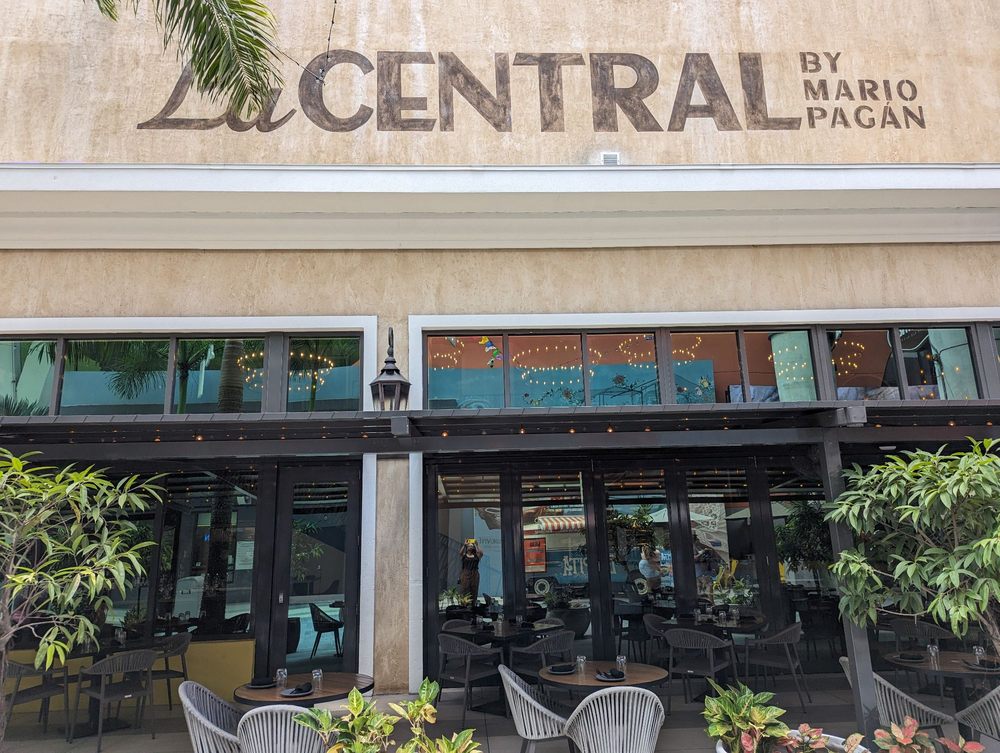 Distrito Tmobile Central Restaurant San Juan Escambron Beach