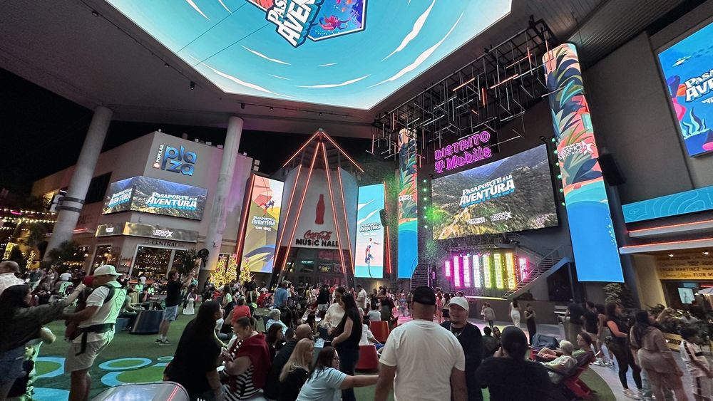 Distrito Tmobile Crowd Events Plaza San Juan Escambron Beach