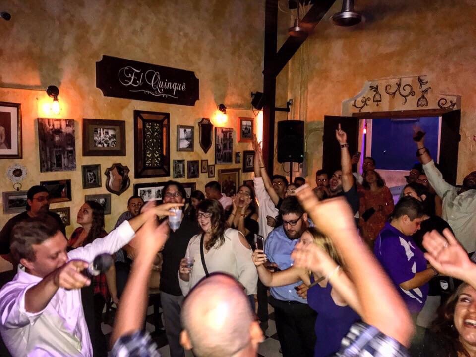 El Quinque San Juan Port Interior Crowd