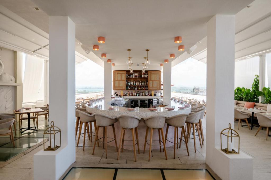 Alma San Juan Port Bar