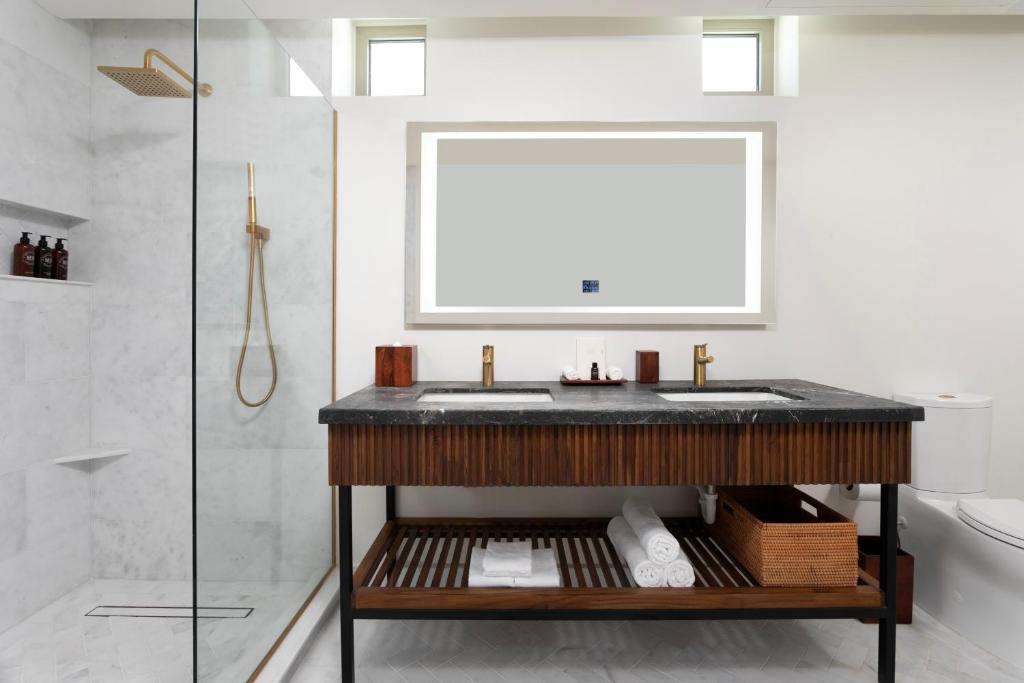 Alma San Juan Port Bathroom