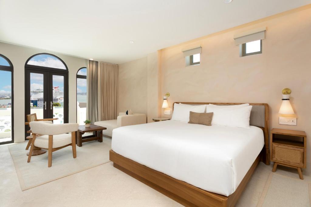 Alma San Juan Port Room