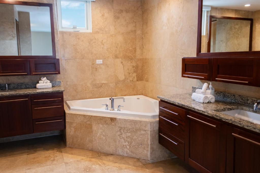 Ciqala Suites Hotel San Juan Port Bathroom