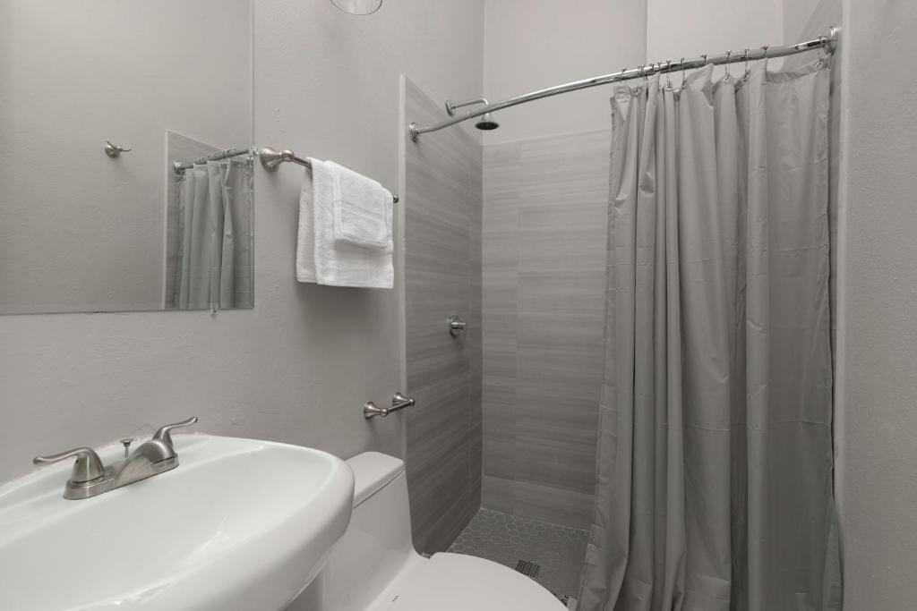 El Colonial San Juan Port Bathroom