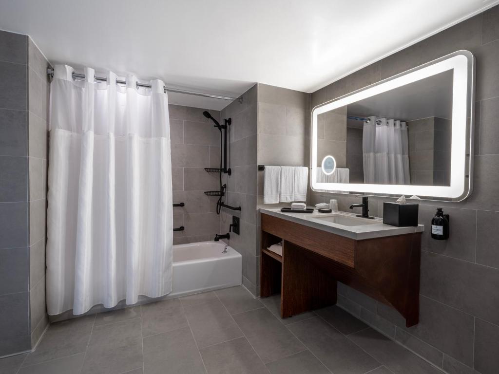 Hilton Garden Inn Port Of San Juan Condado Bathroom